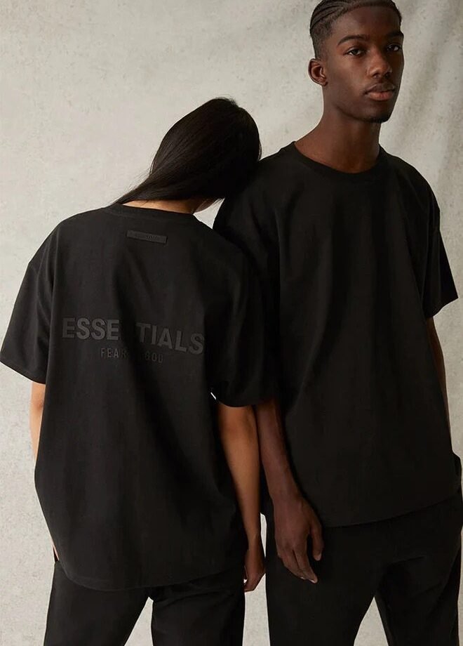 FULL BLACK ESSENTIALS TEE